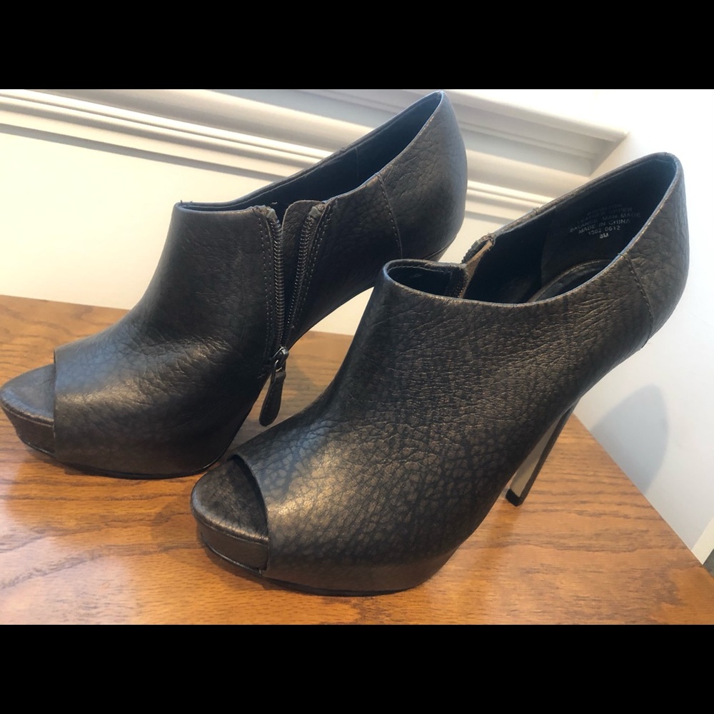 Peep toe metallic pumps